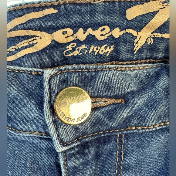 Seven7 women’s 14 distressed & features floral embroidered designs both legs. - Picture 2 of 11